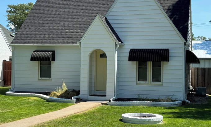 McCook Casa | Cozy 3-bedroom cottage with AC and WiFi in central McCook location