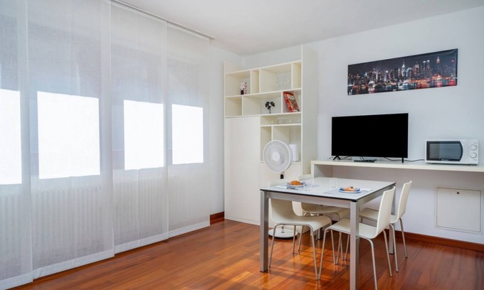 Udine Apartamento | Cozy 38 sqm apartment for 2 people, located near the Porta di Aquileia in Udine. It features a reserved covered parking space for guests, offering comfort and convenience. The area is rich in history and charm, just steps away from Udine's historic cente