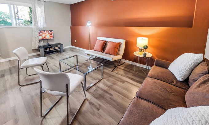 Sunnyside Casa | Cozy 3BR Basement Suite with Wi-Fi by Bow River