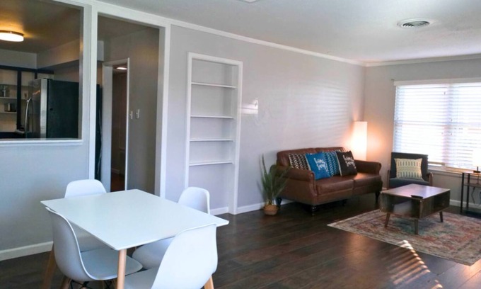 North Shore Casa | Eastside Gem Cozy Clean Close to Everything