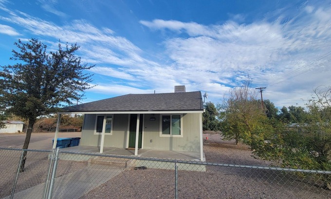 Needles Casa | Cozy 4 bdrm. 5 minutes from the Colorado River. Family Friendly