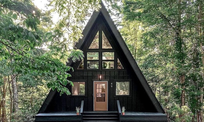 Cullowhee Cabina | Cozy A-Frame ~10 min to Cashiers - Pet Friendly, Firepit, + Hot tub!