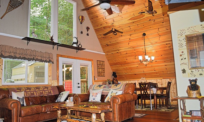 Chalet Village Cabaña | Cozy A-Frame Cabin w/ Hot Tub 3 Min to Downtown