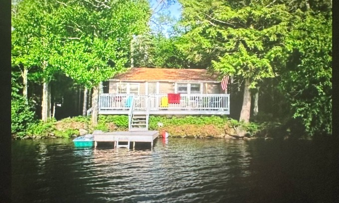 Piermont Cabina | Cozy and Rustic lakefront cottage on beautiful, serene Lake Armington