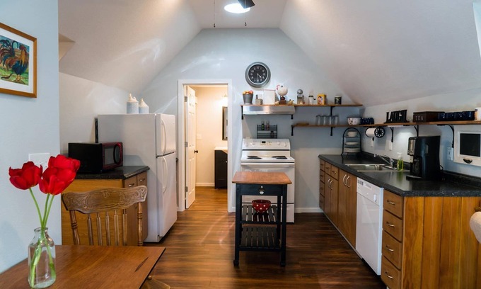 Newberg Apartamento | Acogedor y espacioso apartamento nuevo en una casa histórica en el corazón de Newberg