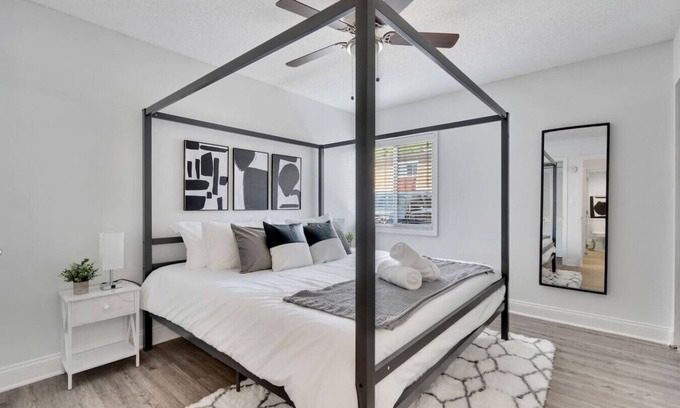 SoHo Apartamento | Cozy Bayshore King suite | Pool, Gym & Parking!