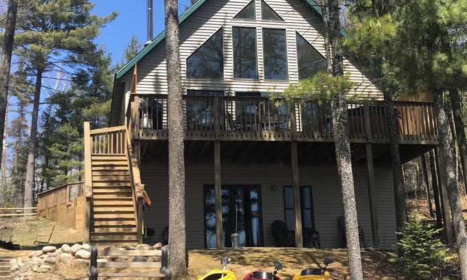 Lake Arrowhead Chalet De Esquí | Bear's Den Lakefront Chalet w / Jacuzzi Kayaks PaddleBoat WiFi A / C Golf Trineo de esquí !!