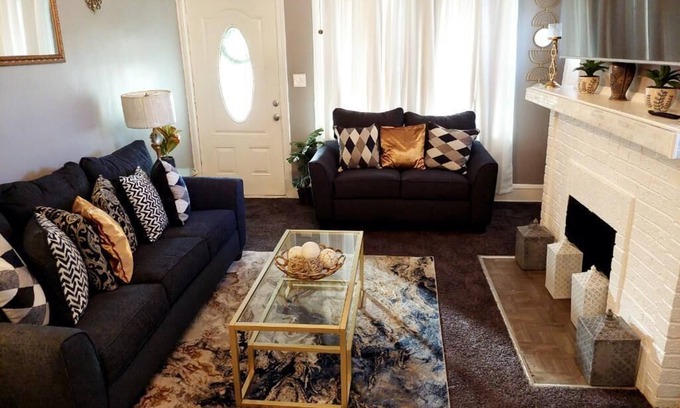 Euclid Casa | Cozy Bungalow Near Lake and downtown