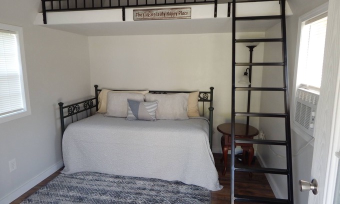 Caroleen Cabina | Cozy Cabin 2 at Bird's Nest Bunkies and Barn in Ellenboro with WiFi, AC & Heat