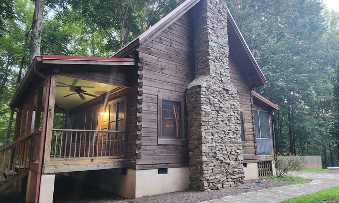 Salem Township Cabina | Cozy Cabin Creek Getaway