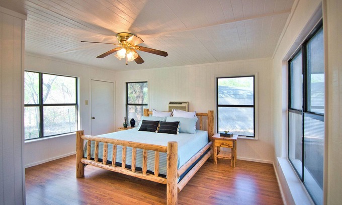 Fredonia Cabina | Cozy cabin for 2, 9 miles N. of Mason with WiFi, AC, hiking starry nights.