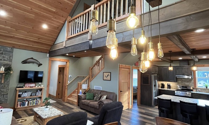 Detroit Casa | Cozy cabin in Detroit. 6 minute walk to Detroit Marina. Full kitchen amenities.