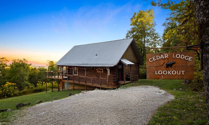 Sand Gap Cabina | Cozy Cedar Lodge surrounded by Ozark National Forest with great views!