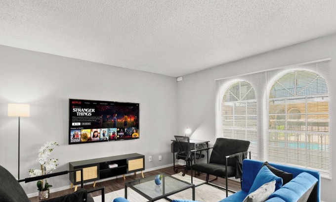 North University Apartamento | Cozy & Central ~ UT/Moody ~ Pool ~ Parking ~ WiFi