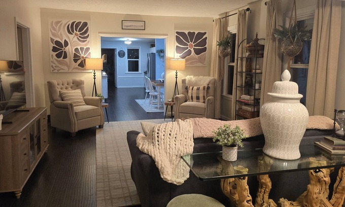 Mentor Casa | Cozy Centrally Located Gem-King, Hot Tub, Pets OK, Shops & 15 Mins to Lake Erie