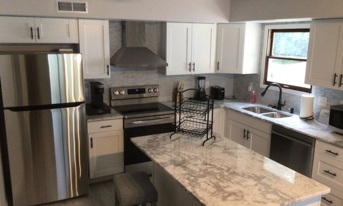 Bedford Condominio | Cozy Condo in Serene Neighborhood