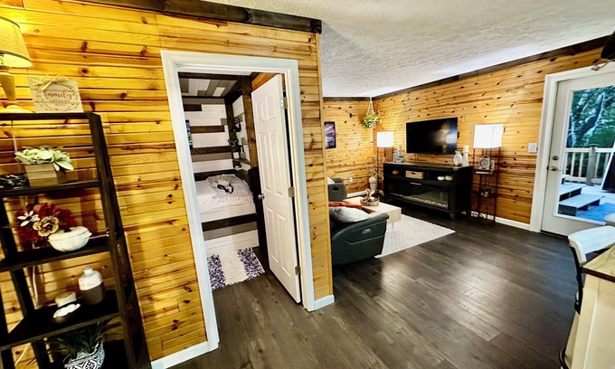 Olive Hill Cabaña | Cozy, Contemporary Cottage on the Creek!