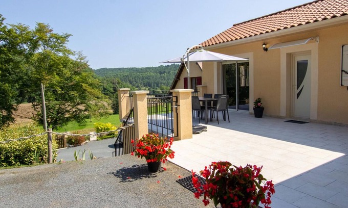 Auriac-du-Perigord Cabaña | Casa con terraza, jardín y WiFi cerca de châteaux y sitios prehistóricos