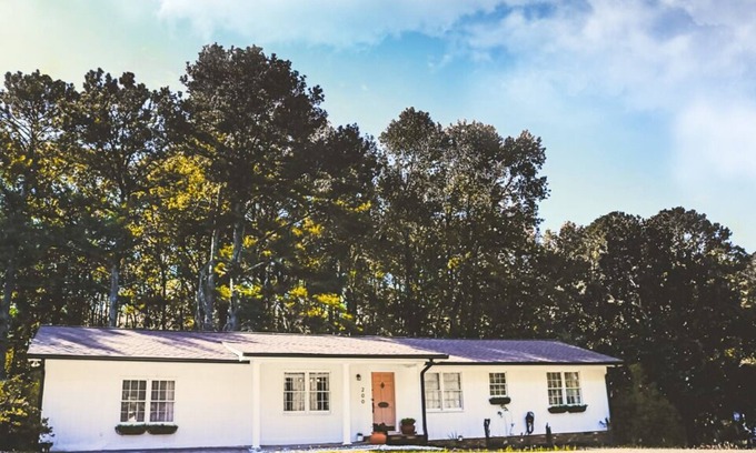 Tyrone Casa | Cozy cottage in quaint small town. Close to studios and Atlanta downtown.
