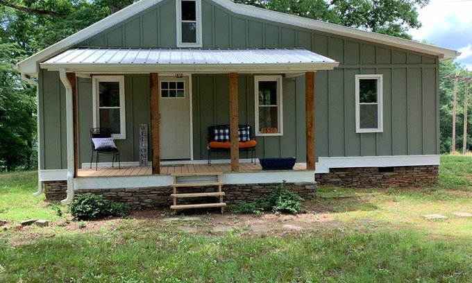 Madison Casa | Cozy Cottage near the Dan River