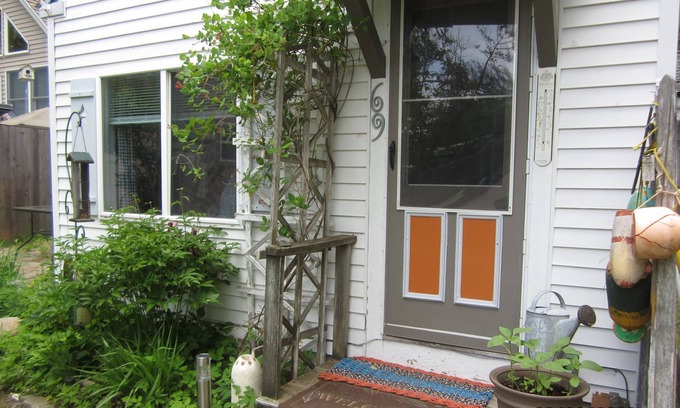 Camden Cabaña | Cozy Cottage on the bottom of Mt. Battle within walking distance to town