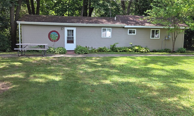 Fulton Cabaña | Cozy cottage tucked beside the peaceful St. Joseph river