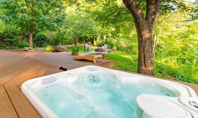 Franklin Cabaña | Cozy Cottage w/ Hot Tub Nestled in the Woods