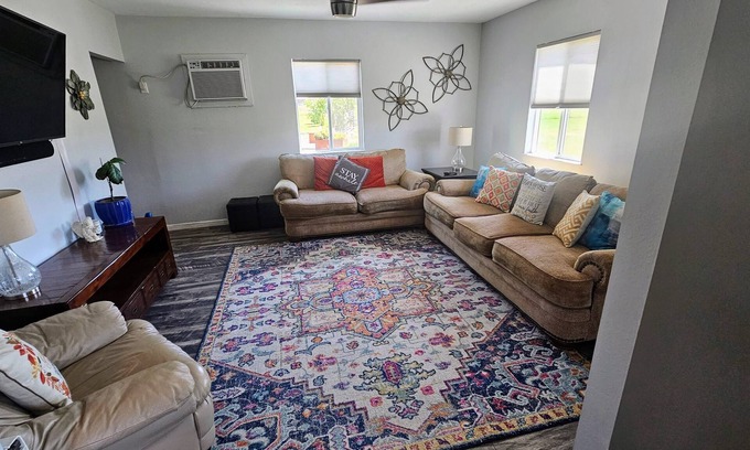 Turlock Otro | Cozy Country Cottage- a farm experience, yet close to town