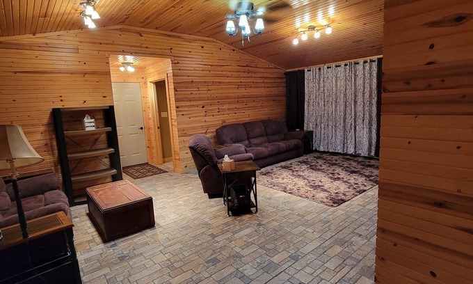 Twin Lake Casa | Cozy Country Home Near Lakes And Amusement Park