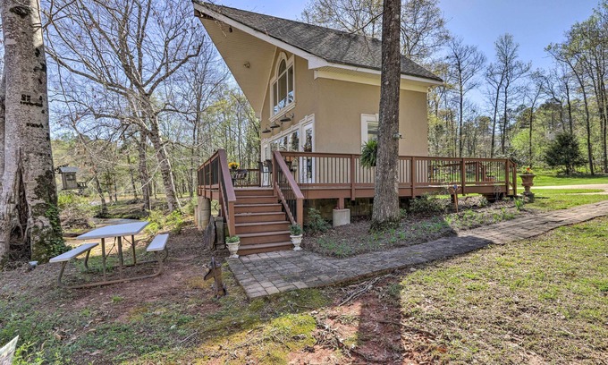 Thomaston Cabina | Cozy Creekside Cabin w/ Grill: Fish & Explore!