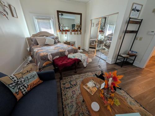 Ozark Apartamento | Cozy, Cute, Private Ozark Suite 5 Mins to Hospital