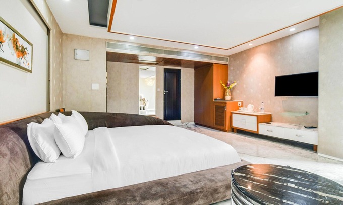 Palasia Casa | Cozy Deluxe Room at Chappan Market Indore