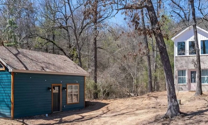 Cecil Cabina | Cozy dual-cabin experience on Washburn Mountain in peaceful Greenwood, Arkansas.