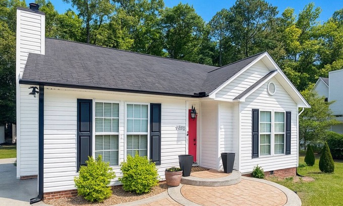 Northeast Raleigh Otro | COZY Farmhouse Escape w/Relaxing outdoor, only 10min to Raleigh Hotspots