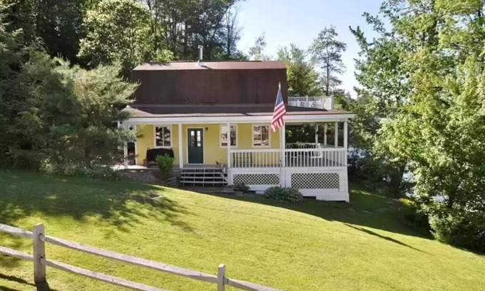 Brackney Cabaña | Cozy four season private lakefront cottage. Located on Laurel Lake, Brackney, PA