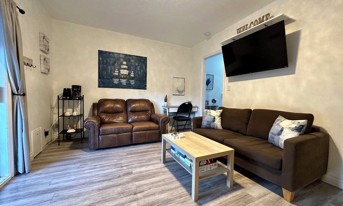 Langford Casa | Cozy Garden Suite with Spacious Patio & Free Parking: Your Private Retreat!