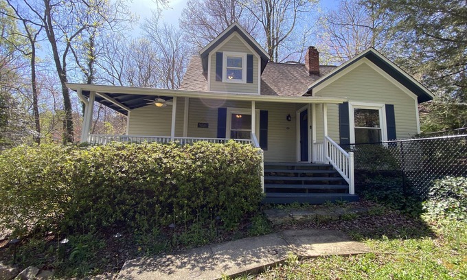 Lynn Cabaña | Cozy historic cottage in the woods. 10 minute walk to town