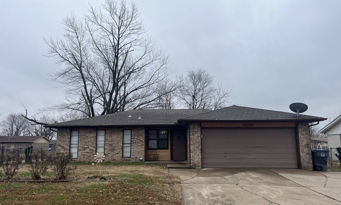 Tower Heights Casa | Cozy home close to all Tulsa has to offer. Pet Friendly! Fenced back yard