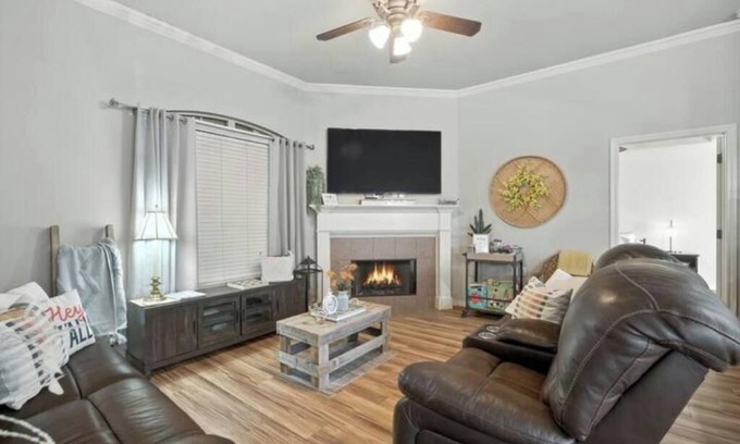 Lubbock Casa | Tucked Away in Southwest LBK *Pet Friendly *Garage