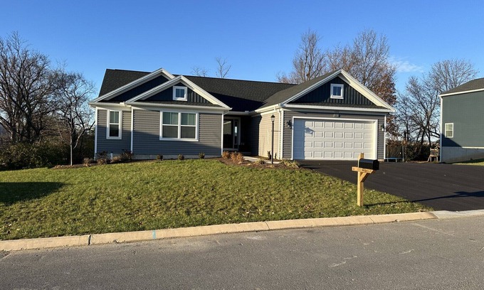 Bellefonte Casa | Cozy Home minutes to State College, Penn State & Historic Bellefonte. Sleeps 14