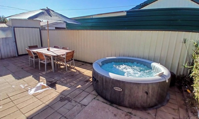 Whyalla Stuart Casa | Cozy industrial home with hot tub & fruit garden
