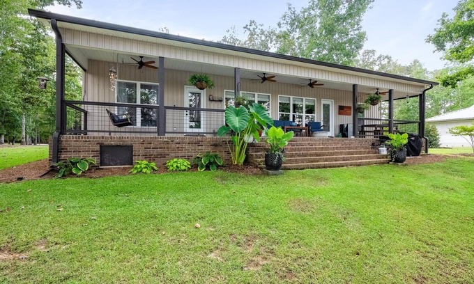 Arley Casa | Cozy lakefront home with beautiful views, fire pit & private dock.