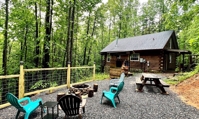Traphill Cabina | Cozy log cabin 4 minutes outside Stone Mountain!