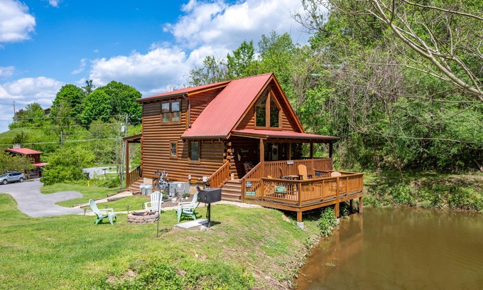 Sevierville Cabina | Cozy Log Cabin-Hot Tub-Fire-Pit-Pond-CLEAN-Dollywood-Soaky Water Park-Dollywood
