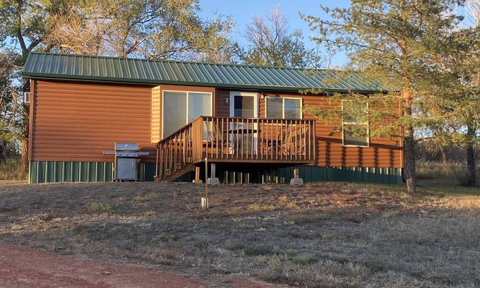 Grassy Butte Cabina | Cozy Log Cabin on Edge of North Dakota Badlands