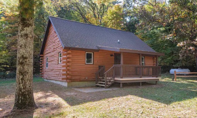 Wisconsin Dells Cabina | Cozy Log Cabin Nestled in the Pines but just Minutes to Everything!