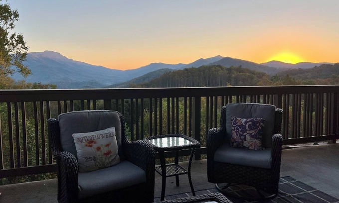 Boone Condominio | Cozy Luxe Echota: Spectacular View;2 Kings;No Stairs;Szn Decor;Hot tub;Fireplace