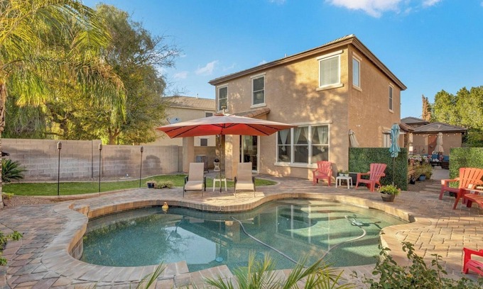 Copper Leaf Casa | Cozy Luxury Guest House- 3 miles to Airport - Shared Backyard Pool