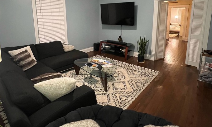 Capital View Casa | Cozy Minimalist Bungalow --5 mins to UAMS & Capitol