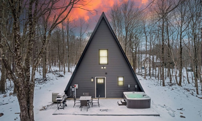 Albrightsville Cabina | Cozy Modern A-Frame with Hot tub, Fireplace, soak tub & Games